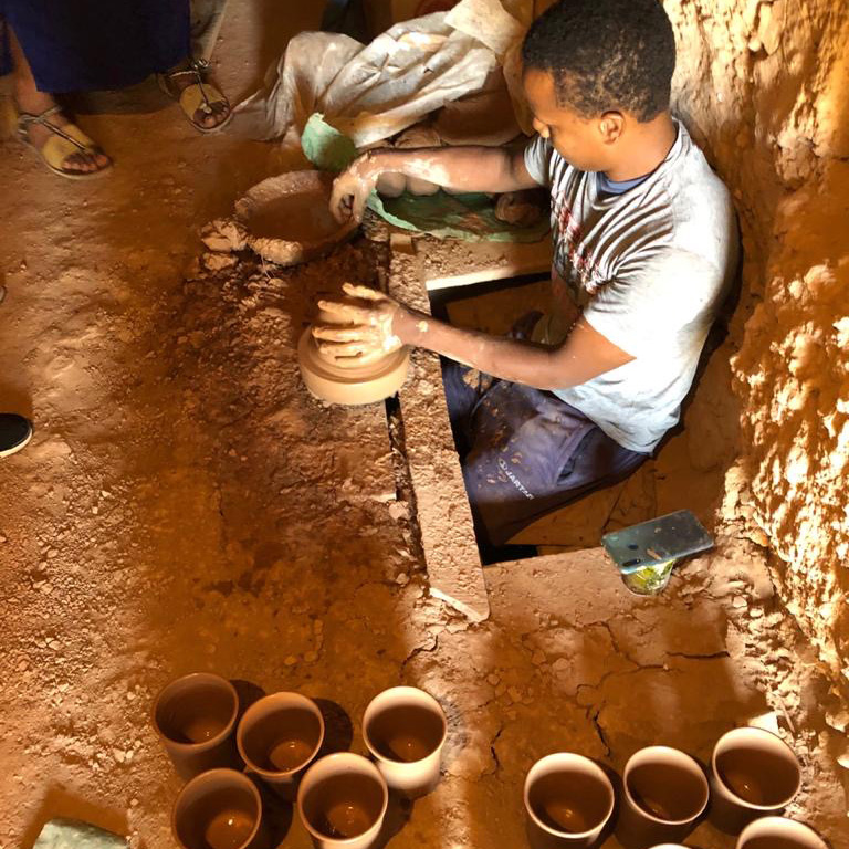 Het maken van klei in Tamagroute Marokko