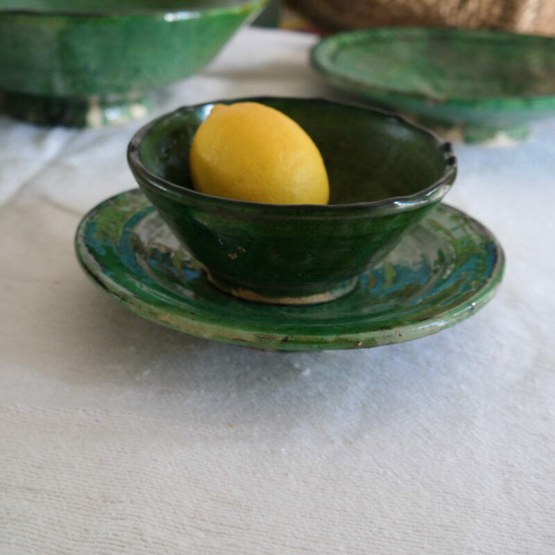 groene aardewerken schotel met kom en citroen