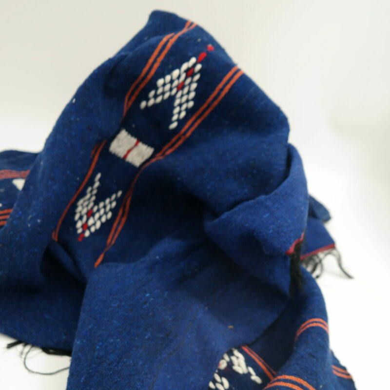 Blauw wollen plaid met rood en wit motief - detail