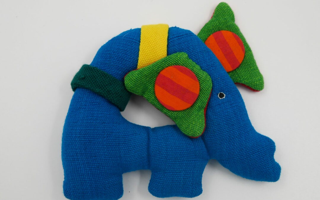 Kleine blauwe katoenen knuffel-olifant