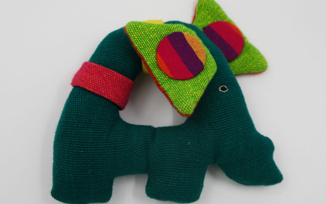 Kleine donkergroene katoenen knuffel-olifant