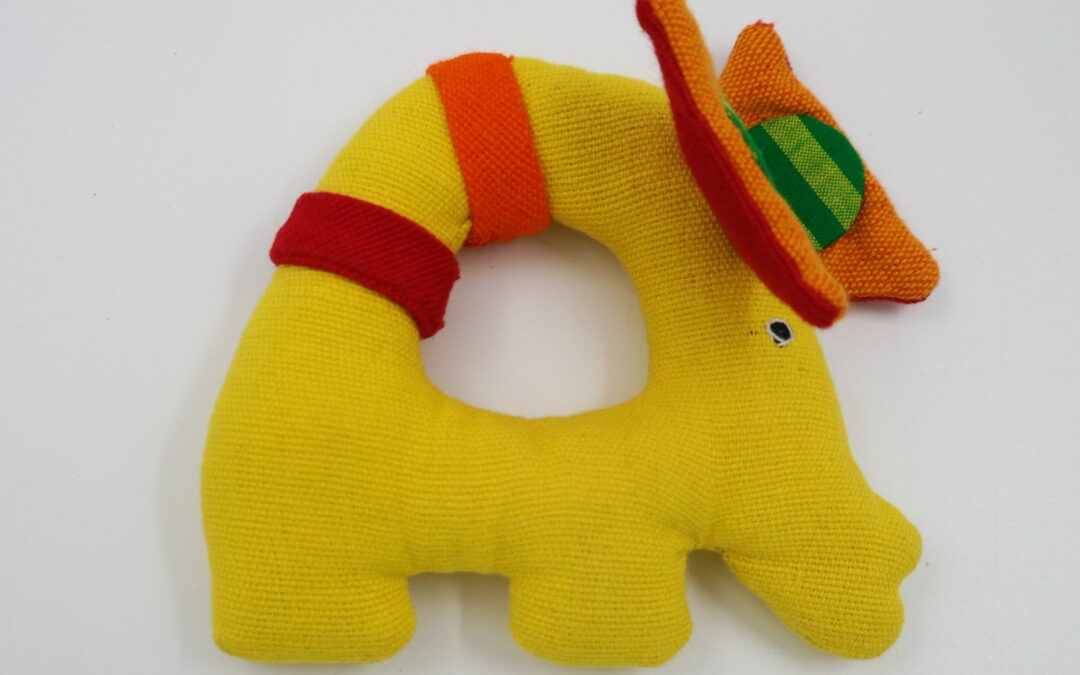 Kleine gele katoenen knuffel-olifant