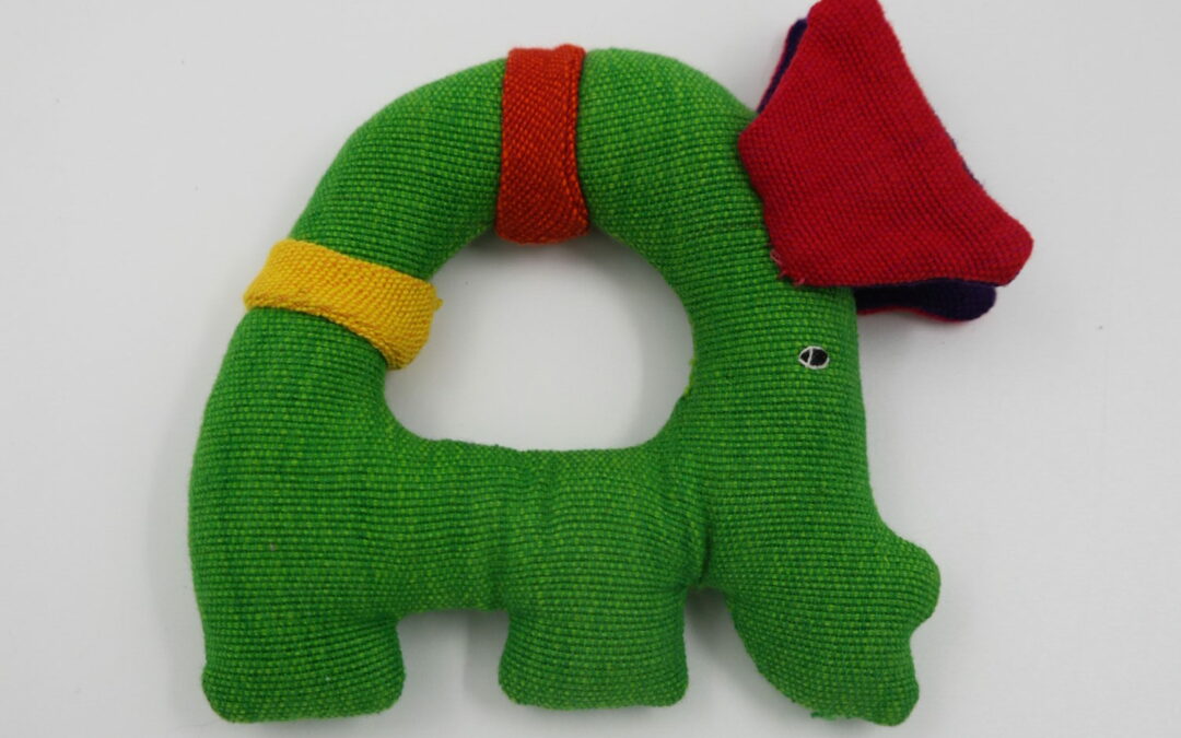 Kleine groene katoenen knuffel-olifant