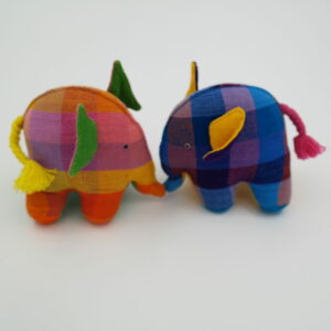 Twee katoenen speelgoedolifanten