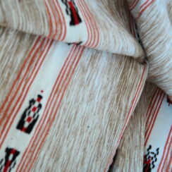 Beige wollen kleed met rood accent