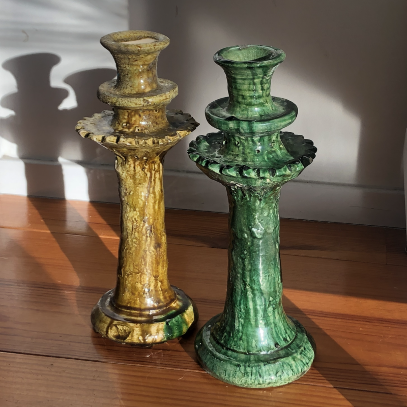 groene-en-gele-aardewerken-kaarsenstandaard
