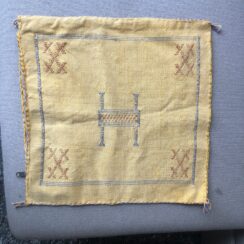 Gele kussenhoes met motief