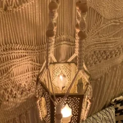 Macramé hanger met lantaarn