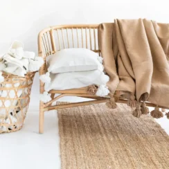 Witte katoenen kussenhoezen met poms