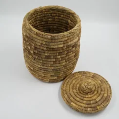 grote rieten mand met deksel