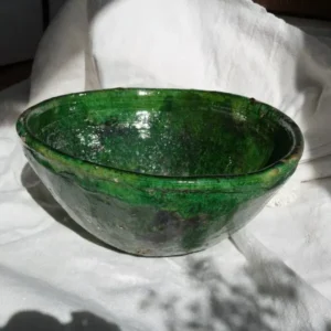 grote groene aardewerken schaal