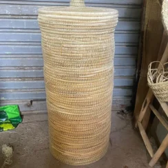 Hele hoge rieten mand met wit wol en deksel