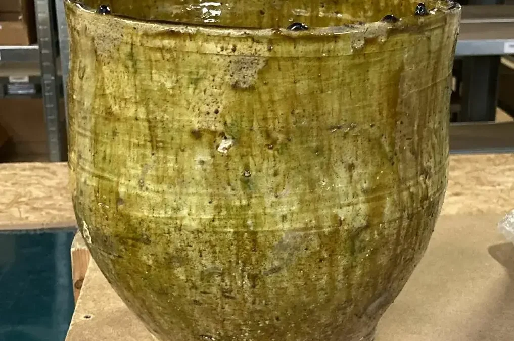 Yellow earthenware plant pot 22 cm
