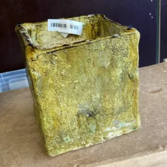 Gele aardewerken vierkante plantenpot