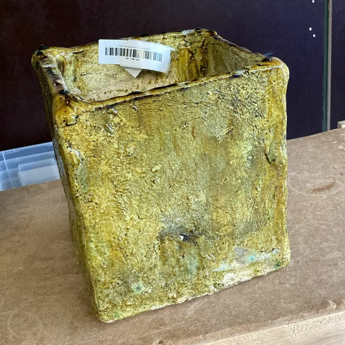 Gele aardewerken vierkante plantenpot