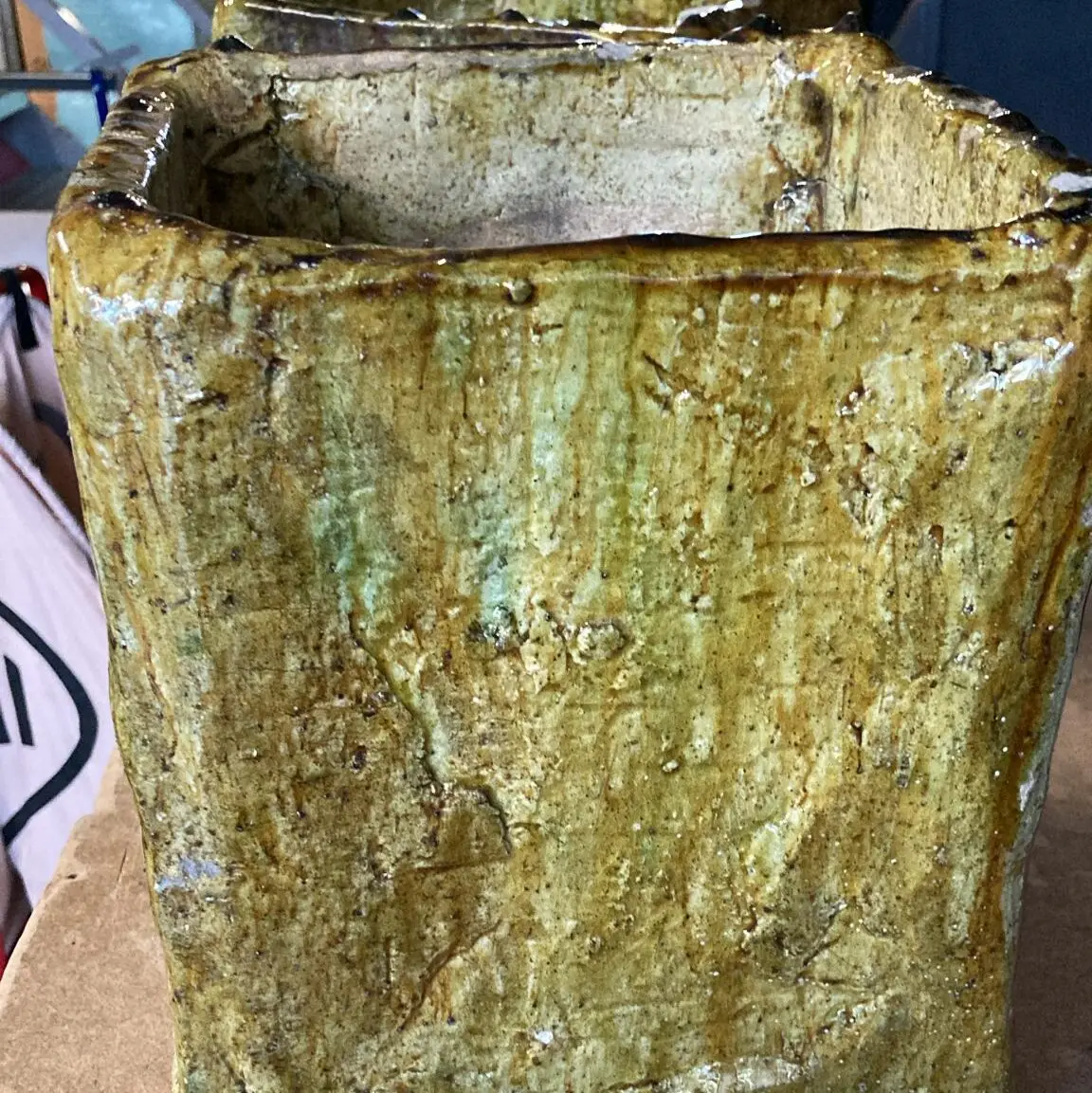 Gele aardewerken vierkante plantenpot